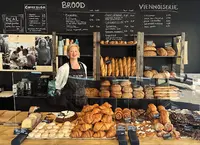 La Vie Locale: desembrood, croissants, belegde broodjes, coffee to go, hoemoes, delicatessen