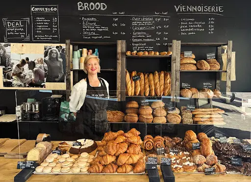 La Vie Locale: desembrood, croissants, belegde broodjes, coffee to go, hoemoes, delicatessen